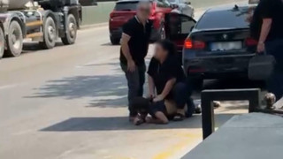 Eski eşi kocasını yol ortasında evire çevire dövdü!