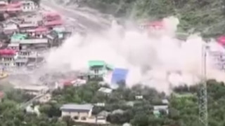 Heyelanda oluşan dev çamur dalgası bir şehri yutup geçti!