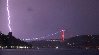 Peş peşe çakan şimşekler İstanbulluları uyutmadı!