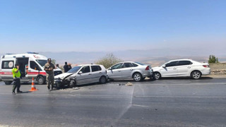 Dört aracın karıştığı zincirleme kazada yol savaş alanına döndü