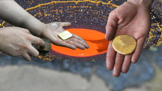 Çöpten topladıkları atıkların içindeki altın tozlarını birleştirip yeniden altın haline getiriyorlar