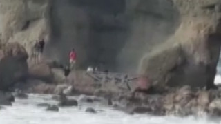 İstanbul Boğazı'nda dev dalgaların dövdüğü kayalıklarda can pazarı!