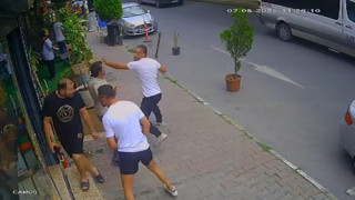 Telefonu tamire vermişti, demir sopayla gelip ortalığı birbirine kattı