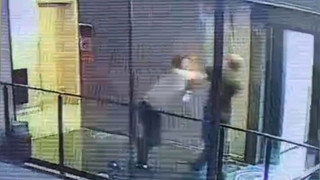 Rezidansta dehşet anları: Görevliyi tekme tokat dövdü