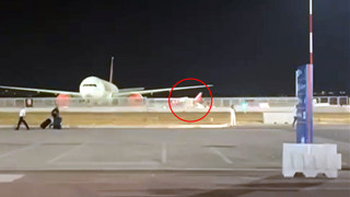 Antalya'dan havalanan yolcu uçağı, birkaç dakika sonra acil iniş yapmak zorunda kaldı