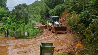 Karadeniz'i yine sel vurdu: 26 köyle ulaşım kesildi!