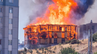 Deprem bölgesindeki lojmanda büyük yangın!
