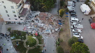 Balıkesir'de meydana gelen 10 ilimizde hissedilen deprem sonrası vatandaş sokakta sabahladı