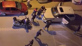 Polisin ''dur'' ihtarına uymayıp, polise saldırdılar!