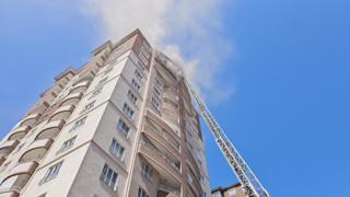 14 katlı binadaki yangında can pazarı: Mahsur kaldılar