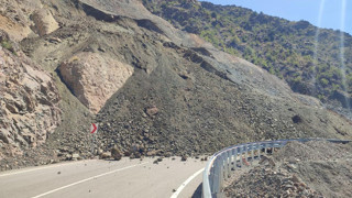 Artvin'de heyelan paniği: Yol ulaşıma kapandı