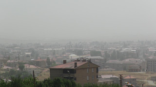 Çöl tozu bir ilçeyi esir aldı! Göz gözü görmüyor