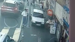 Film çekimi değil, gerçek! Trafik canavarı yolu bıraktı kaldırımda dehşet saçtı!