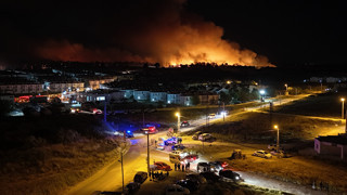 Orman yangınında alevler yerleşim yerlerine ulaştı!