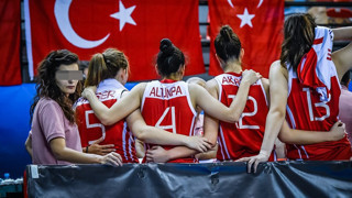 Kadın Milli Takımımızın eski doktoru kolunda serumla evinde ölü bulundu