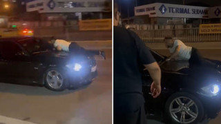 Kıskançlık krizine girdi; aracın kaputuna yattı!