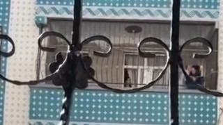 Kadına evinin balkonunda tüyleri diken diken eden şiddet kamerada!