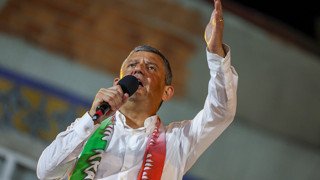 Özgür Özel saat 12'yi işaret etti: ''AK Parti, kuruluş yıldönümü hediyen geliyor''