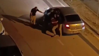 Yolunu kestikleri sürücüyü, araçtan indirip tekme tokat dövdüler!
