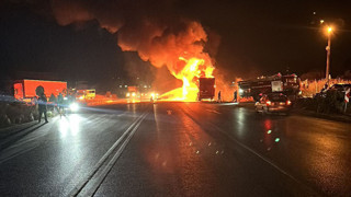 Tır alev topuna döndü; itfaiye ekipleri ölümden son anda kurtuldu!