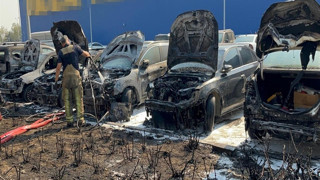 AVM otoparkında yangın: 8 araç alevlere teslim oldu