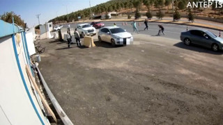 Otomobille polise çarpıp kaçan avukatın attığı paketten çıkanlar şoke etti