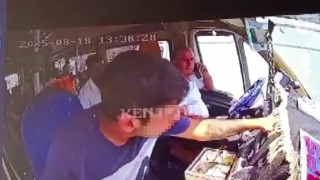 Minibüste akılalmaz kapkaç anı kamerada