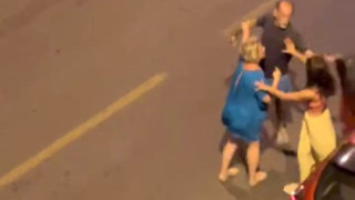 Kuşadası'nda sokak ortasında 2 kadın bir erkek küfür kafir birbirine girdi