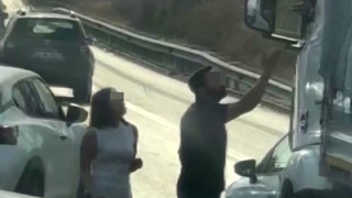 Otoyoldaki trafik teröristleri kamerada: Yol kesip sürücüyle tartıştılar!