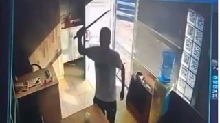 Bir gözü dönmüş psikopat dehşeti daha: Kılıçla taksi durağını basıp dehşet saçtı!