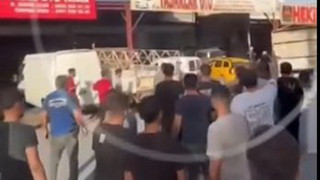 Komşu esnaflar birbirine girdi, sanayi savaş alanına döndü: Ellerinde levyelerle saldırdılar