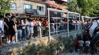 Bu insanların neye baktığını görünce gözlerinize inanamayacaksınız!