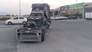 Bilim kurgu filminden fırlamışa benzeyen aracını tanka çevirdiği aracı trafik polisine takıldı!