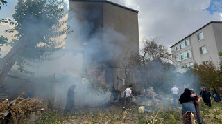 Alevler barakayı sardı, mahalleli mahsur kalan kediler için ağladı!