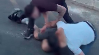 Sokak ortsında kadına şiddet dayağı: ''Ablama şiddet uyguladı!''