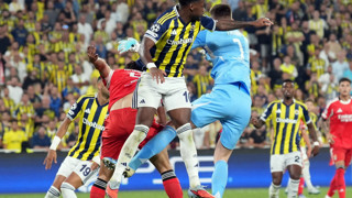 Fenerbahçe, 10 kişi kalan Benfica ile Kadıköy'de berabere kaldı