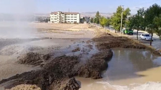 Bomba gibi patlayan su borusundan fışkıran tonlarca su metrelerce yükseldi