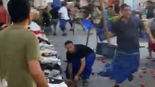 Semt pazarı savaş alanına döndü: Döner bıçaklarıyla birbirlerine saldırdılar!