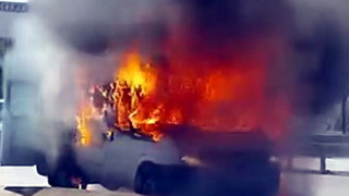 İstanbul trafiğinde korku dolu anlar: Minibüs alev alev yandı