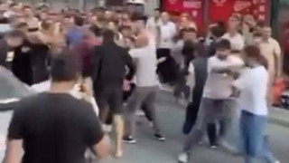 İstanbul'da kadına şiddete linç girişimi: Polis şüpheliyi mahallelinin elinden zor aldı!