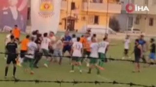 Futbol turnuvasında sahanın içi savaş yerine döndü!
