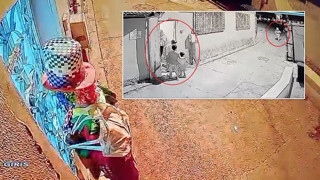 Palyaço kıyafetli psikopat ellerinde bıçakla sokakta oynayan çocukları kovaladı