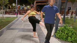 ''Tecavüz ediyorlar'' diye bağırarak yardım istedi, gelen geçene saldırdı!