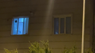 15 yaşındaki genç kızı, erkek arkadaşıyla yakalayınca dehşet saçtı