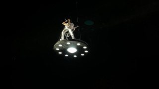 Sahneye UFO ile inen Rapçi Çakal maganda kurşununun hedefi oldu!