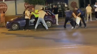 Şehir teröristleri kendilerine trafik cezası yazan polise saldırdı