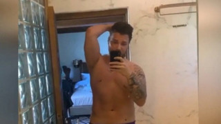 ''Çıplak bedeninizi görmek zorunda değilim'' diyen Sinan Akçıl'ın çıplak fotoğrafı olay oldu