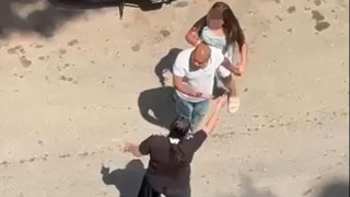 Gözü dönen genç anne 10 yaşındaki kızını elinde bıçakla sokak ortasında kovaladı!