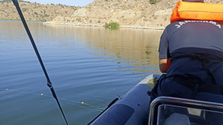 250 metrelik ağla balık avlayıyordu, balıklar ağa o jandarmaya yakalandı!