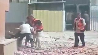 İsrail'den insanlık dışı saldırı: Hastaneyi kan gölüne çevirdiler!